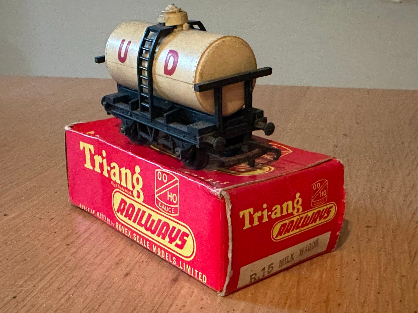 Tri-ang OO Gauge R15 United Dairy's Milk Tank Wagon. Original Box.