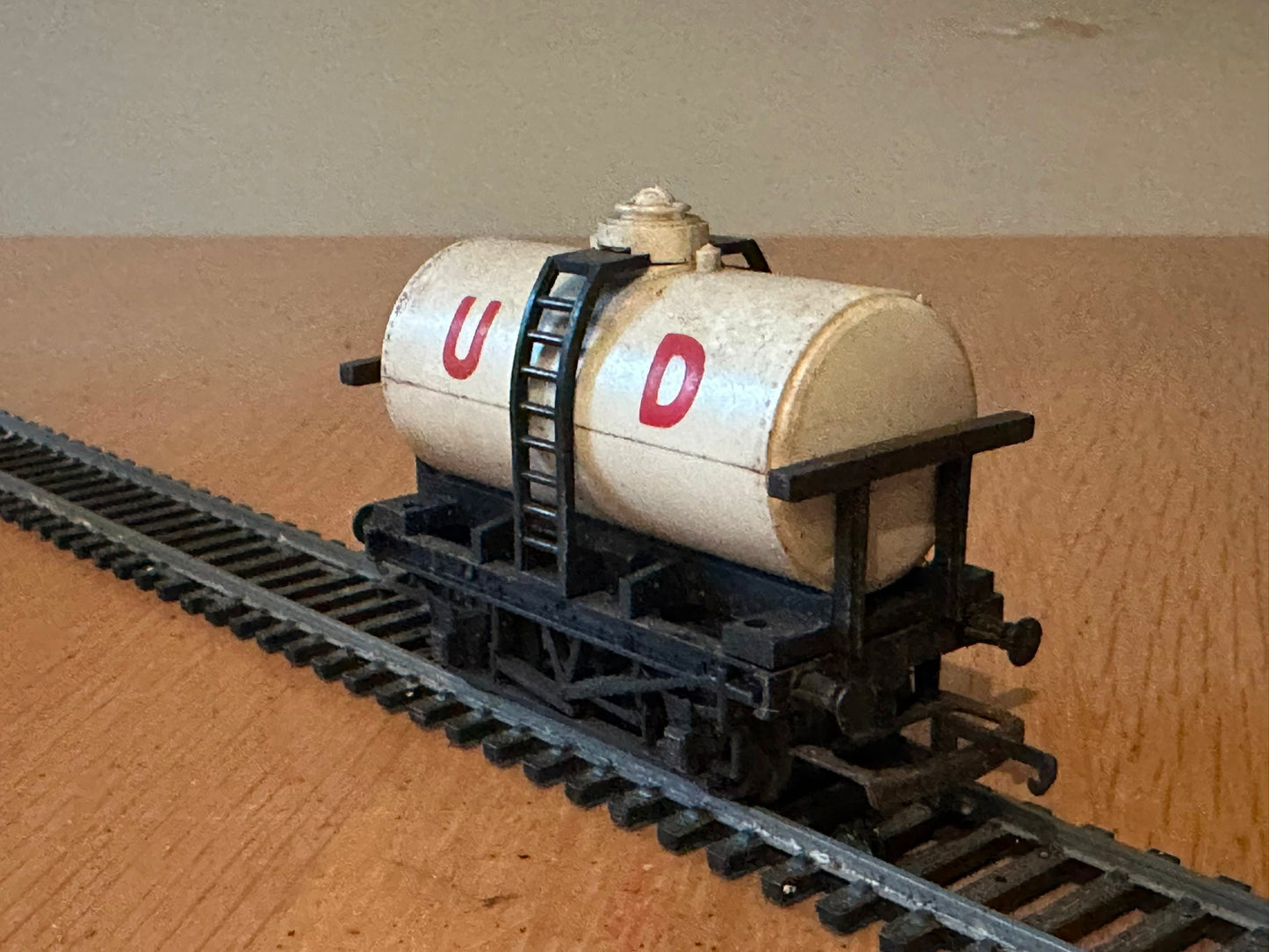 Hornby Tri-ang OO Gauge R15 United Dairy's Milk Tank Wagon.