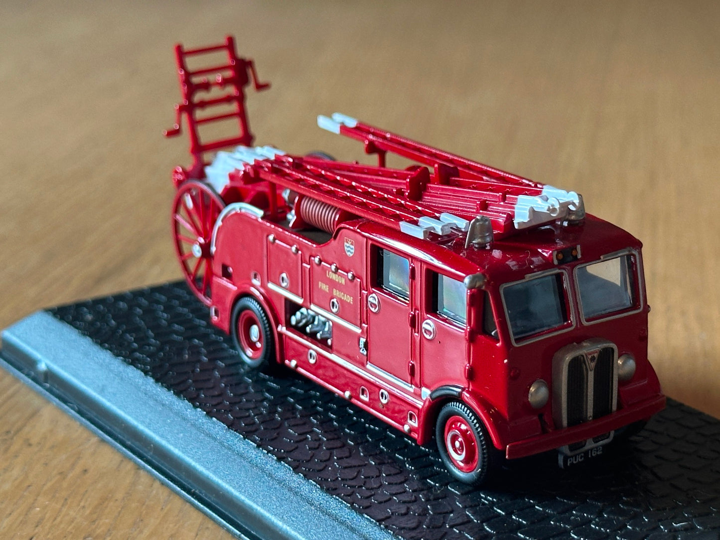 Atlas Editions OO Gauge - AEC Regent III Fire Engine - London Fire Brigade.