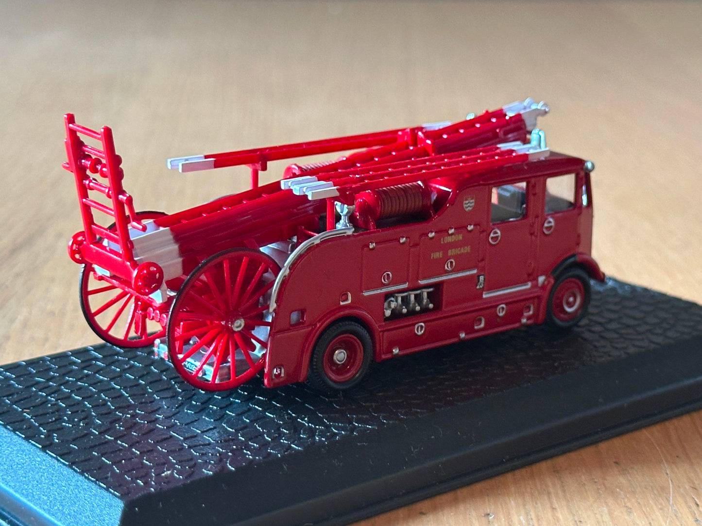 Atlas Editions OO Gauge - AEC Regent III Fire Engine - London Fire Brigade.