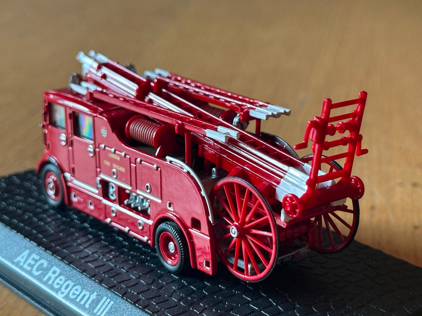 Atlas Editions OO Gauge - AEC Regent III Fire Engine - London Fire Brigade.
