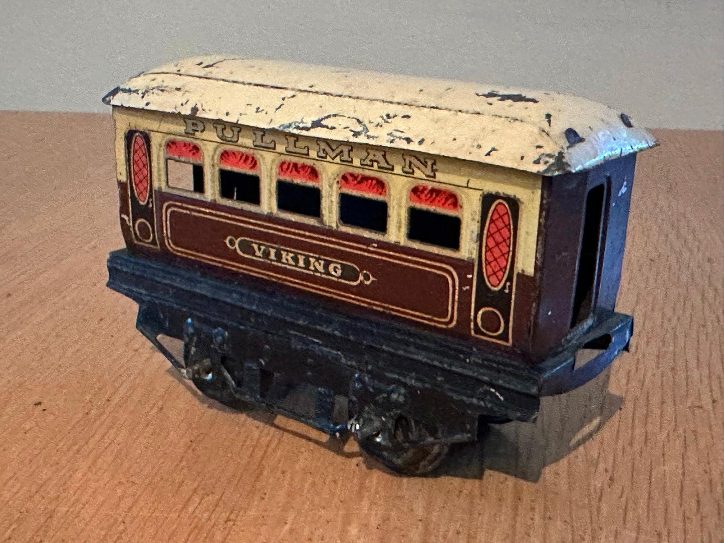 Vintage Hornby O Gauge Coach 'Viking'. Missing couplings.