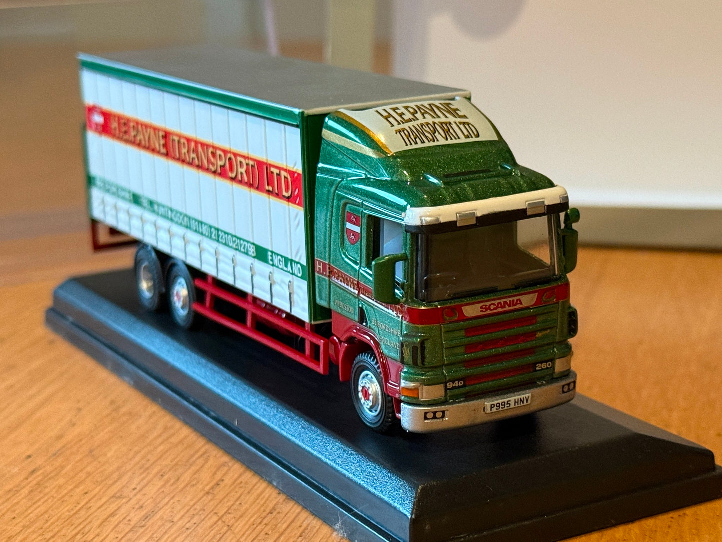 Oxford Diecast - Scania 94D Curtainside H.E. Payne - 1:76 Scale