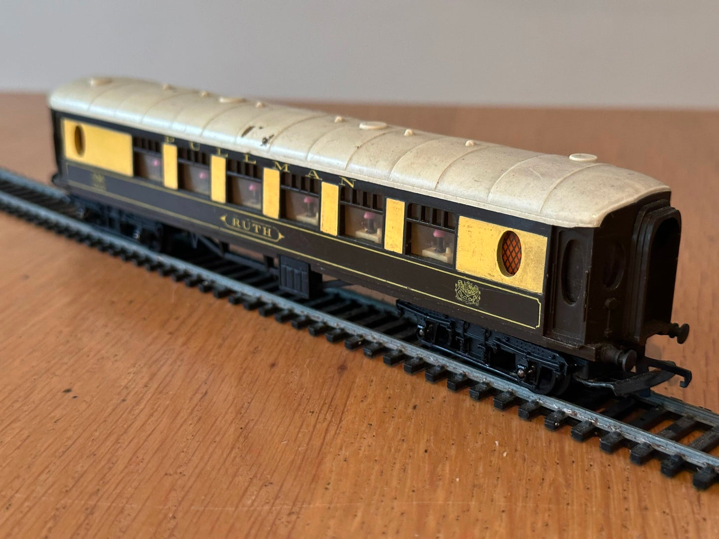 Hornby OO Gauge R228 Tri-Ang OO Gauge Pullman Coach 'Ruth'