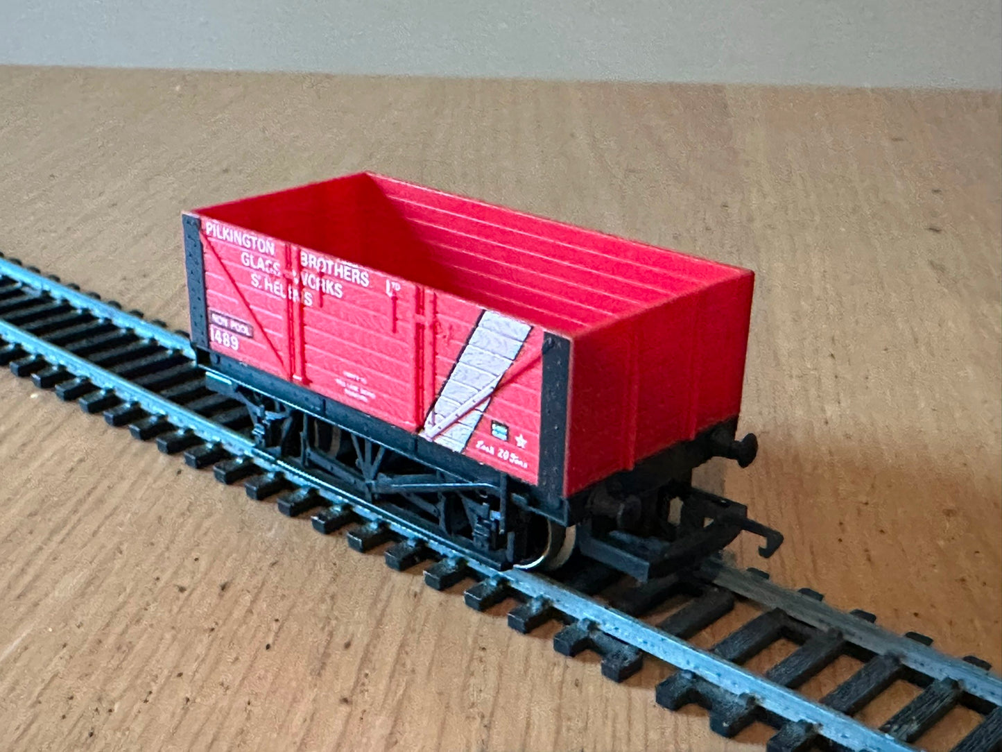 Hornby R094 OO Gauge 'Pilkington Brothers Ltd' 1489 Open Wagon