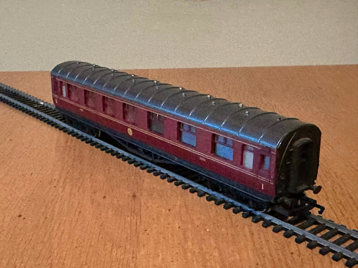 Hornby OO Gauge LMS maroon Stanier Brake Coach 3834 - playworn condition