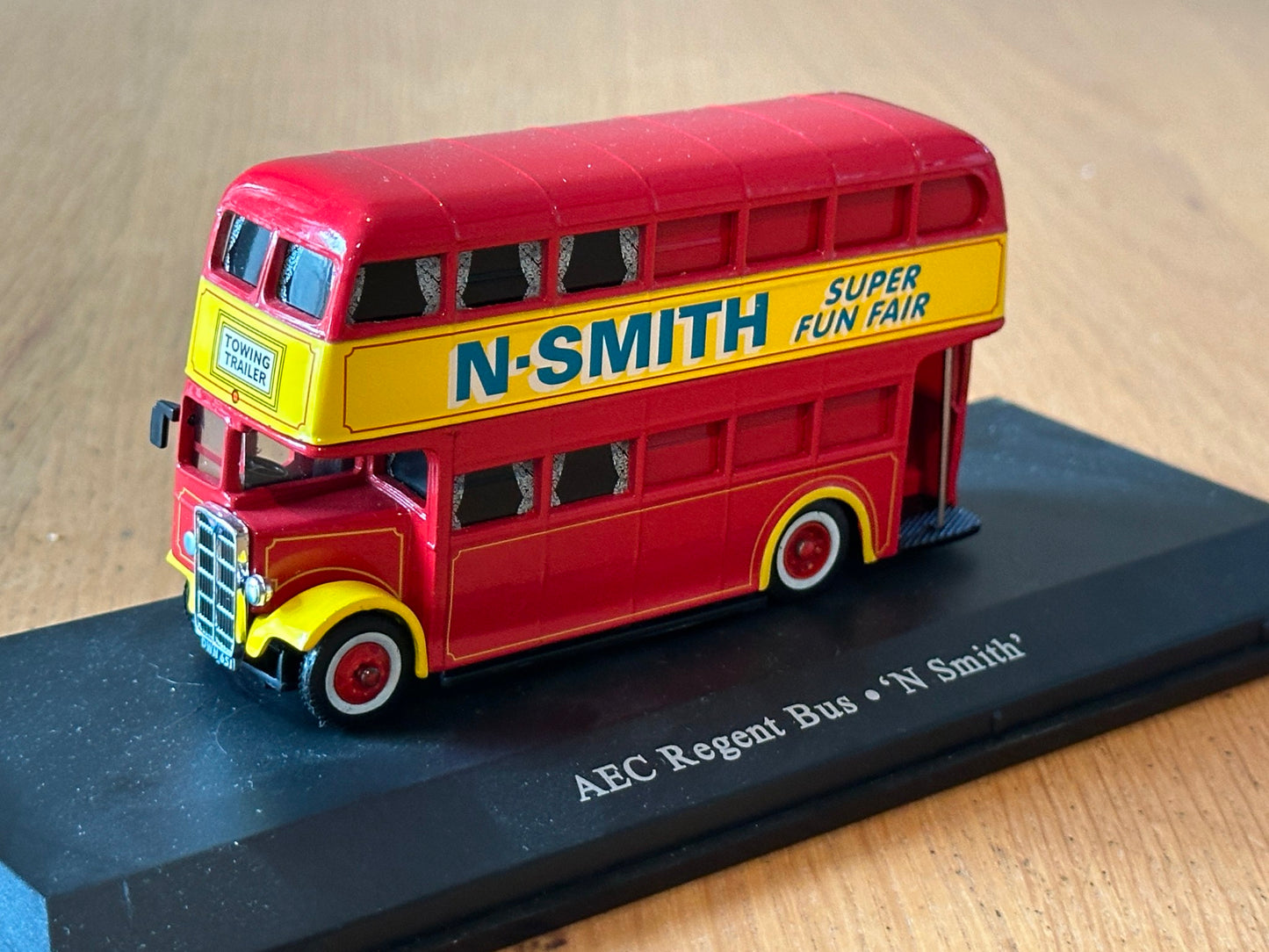 Atlas Editions OO Gauge - AEC Regent bus - N. Smith