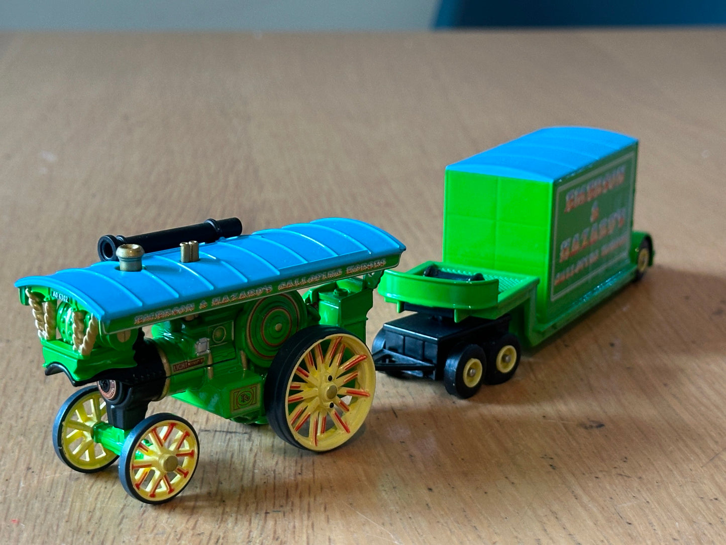 Atlas Editions OO Gauge - Burrell Showman & Load - Emerson & Hazard Gallopers