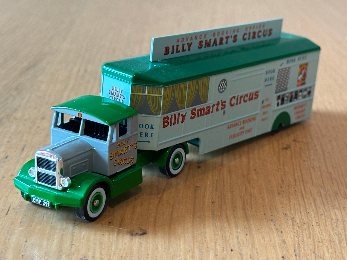 Atlas Editions OO Gauge - Bedford Ox and Booking Office - Billy Smart's Circus