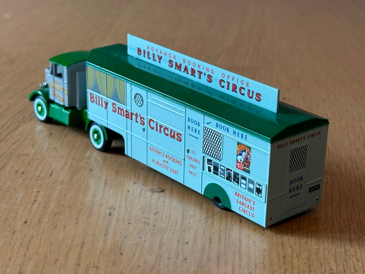 Atlas Editions OO Gauge - Bedford Ox and Booking Office - Billy Smart's Circus