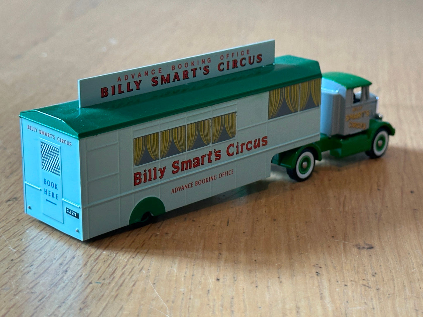 Atlas Editions OO Gauge - Bedford Ox and Booking Office - Billy Smart's Circus