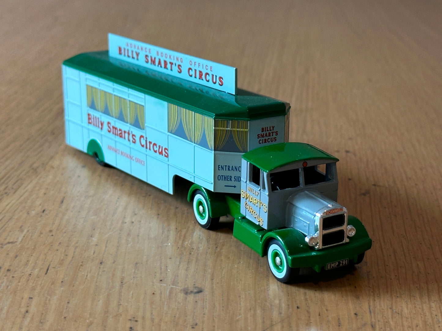 Atlas Editions OO Gauge - Bedford Ox and Booking Office - Billy Smart's Circus