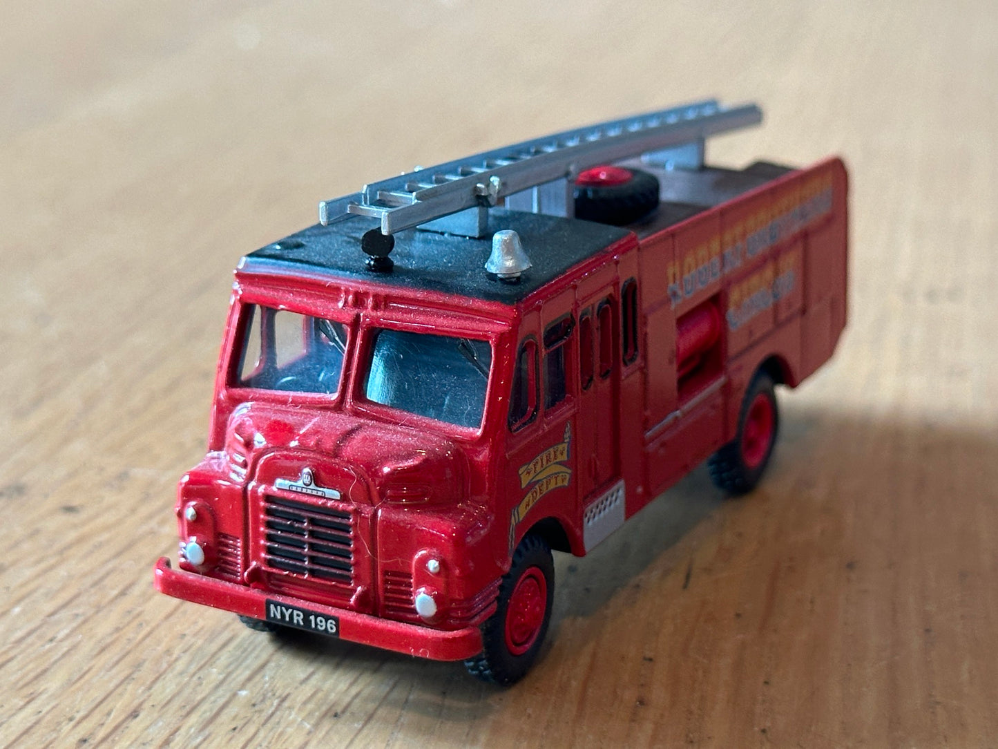 Atlas Editions OO Gauge -Green Goddess Fire Engine -Robert Brothers Circus