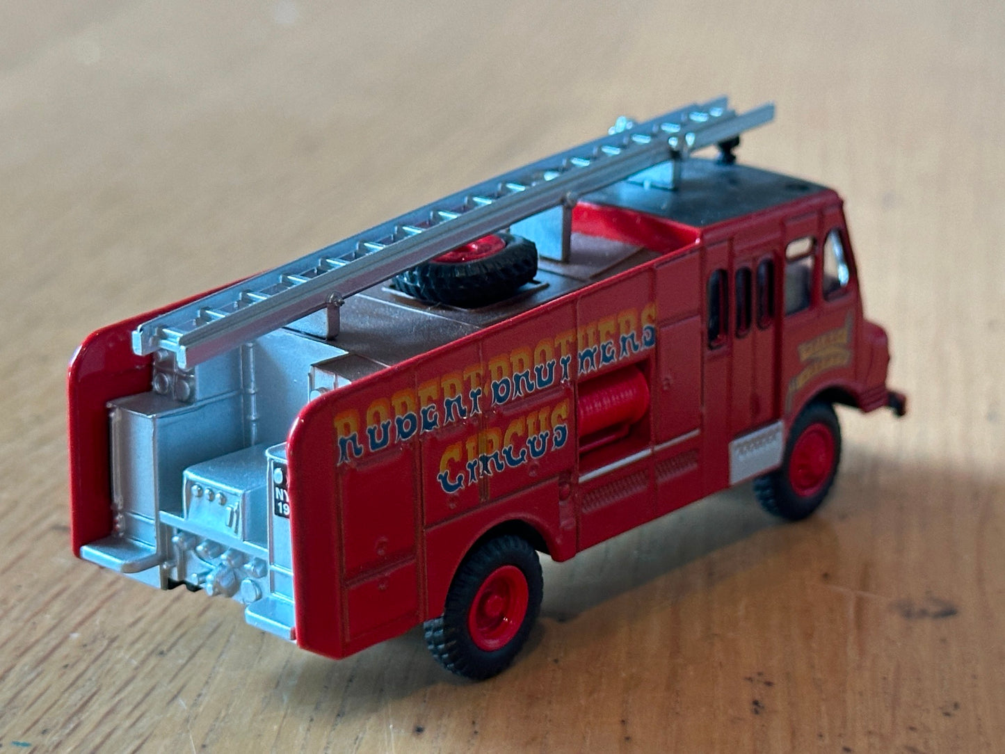 Atlas Editions OO Gauge -Green Goddess Fire Engine -Robert Brothers Circus