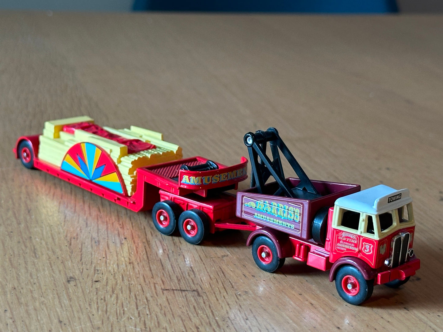 Atlas Editions OO Gauge - AEC Mammoth and Load - 'Harris's Amusements'