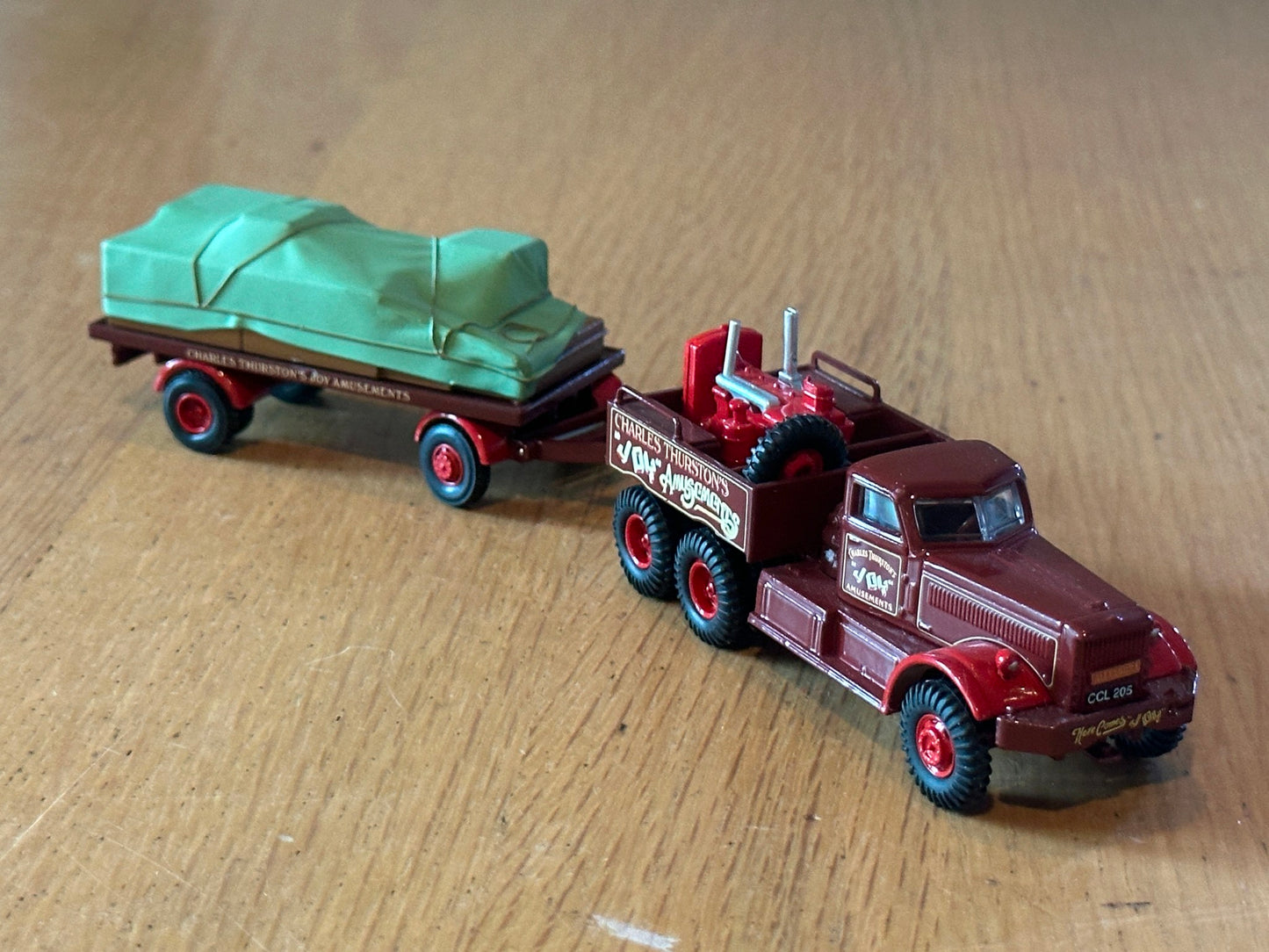 Atlas Editions OO Gauge - Diamond T Truck and Load Charles Thurston's Amusements
