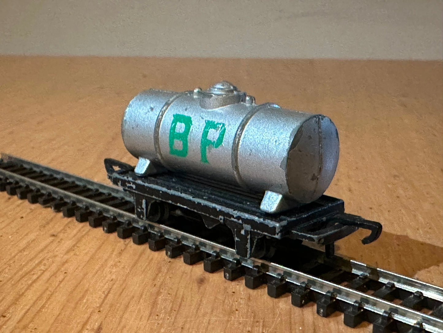 Lonestar Treble-O Lectric Gauge (N gauge track compatible) BP Tanker