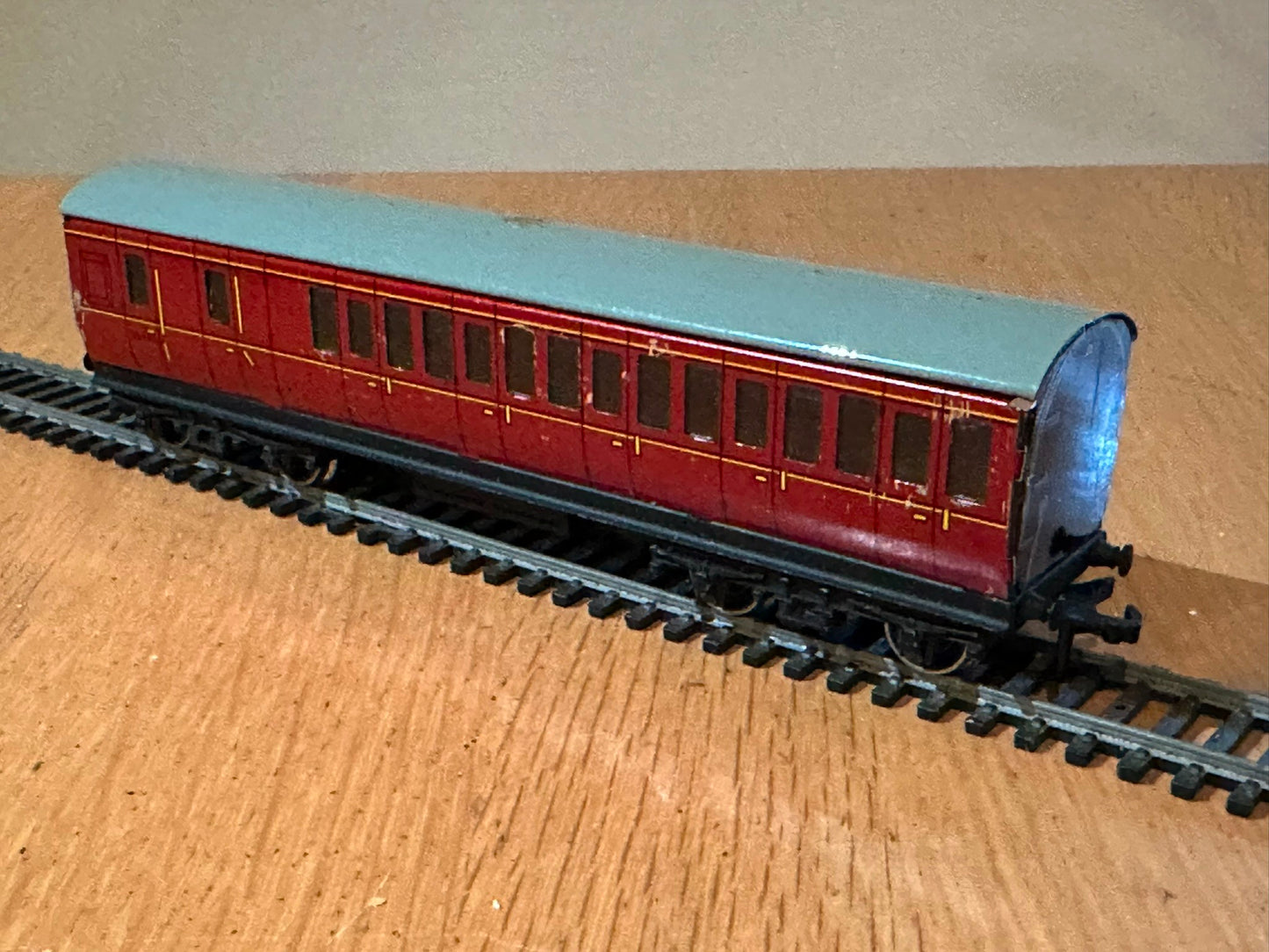Hornby Dublo Tin OO Gauge D14 32093 Suburban Coach Brake/3rd, 2 or 3 Rail.