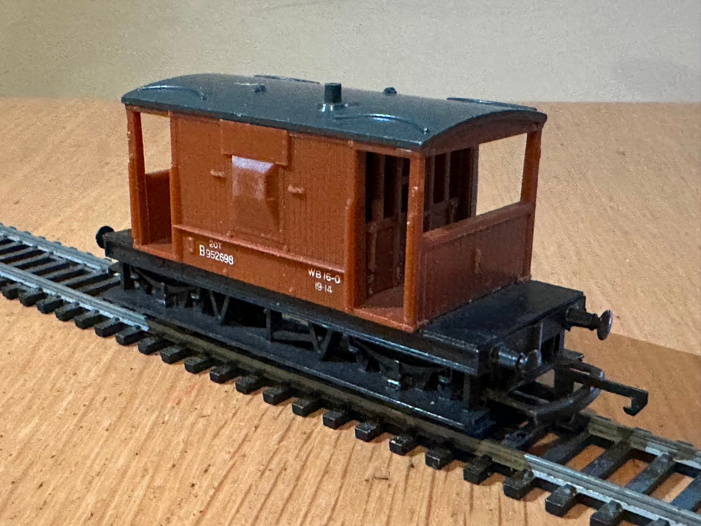 Tri-ang R16 OO Gauge used BR Standard 20Ton Brake Van