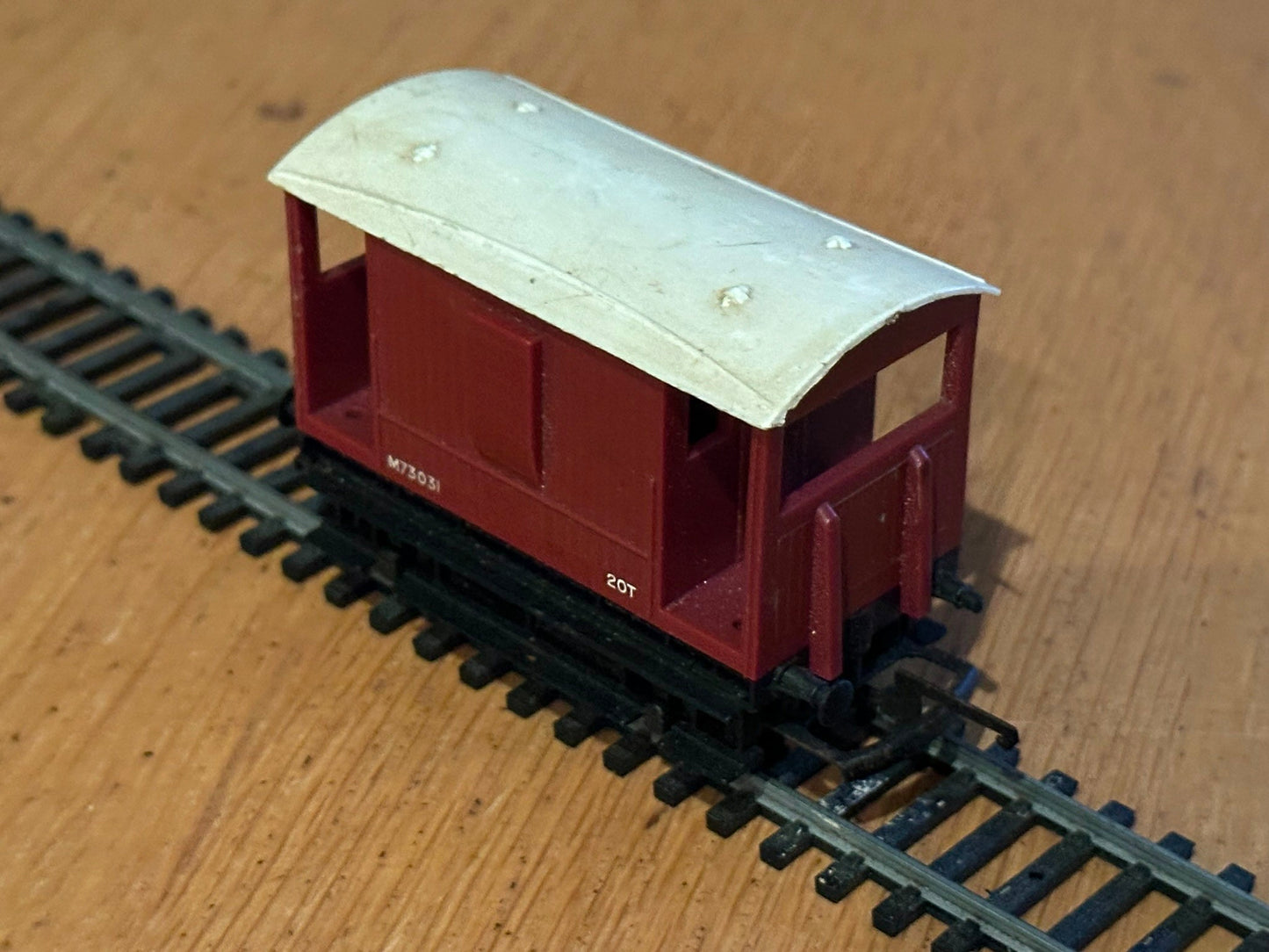 Tri-ang Railways R16 OO Gauge ER 20 Ton Brake Van M73031 in BR Brown