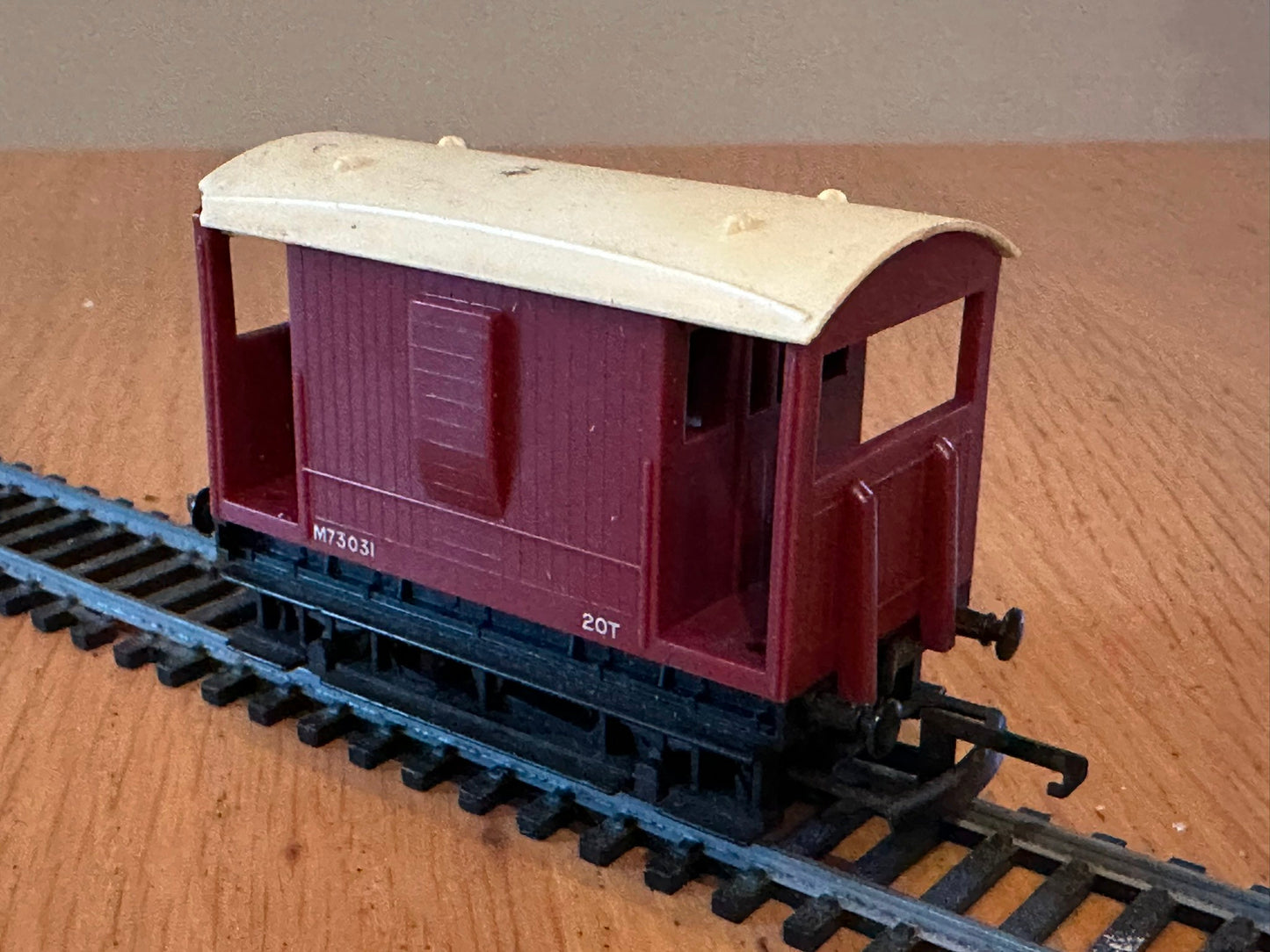 Tri-ang Railways R16 OO Gauge ER 20 Ton Brake Van M73031 BR Brown. Chip on roof