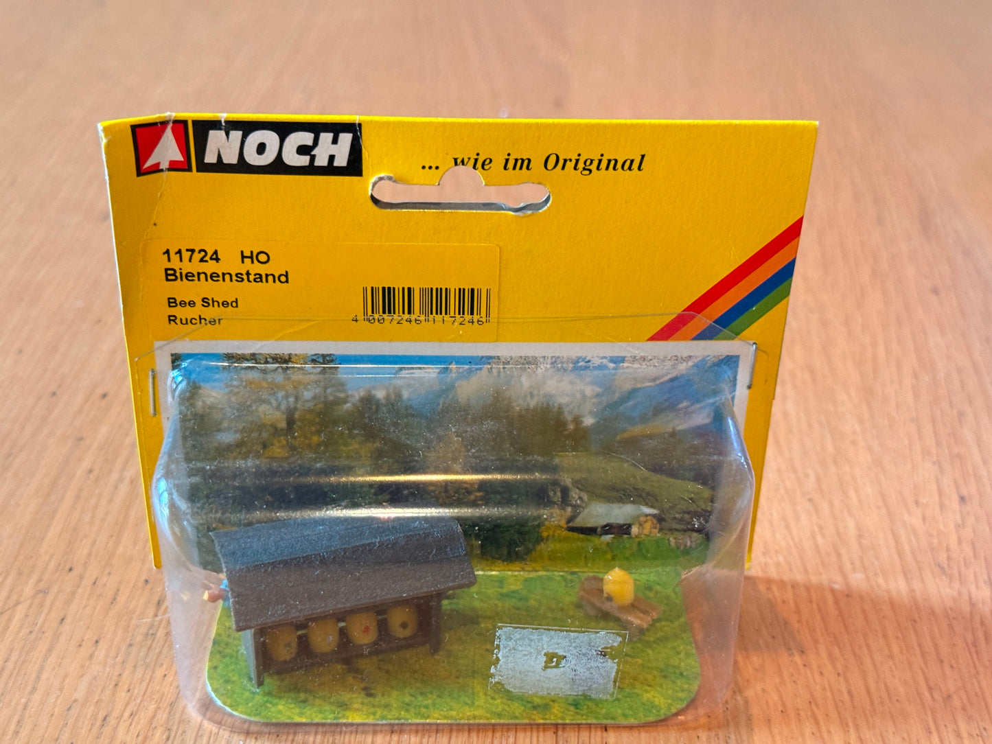 Noch 11724 - HO Scale - Beekeeping and Beekeeper
