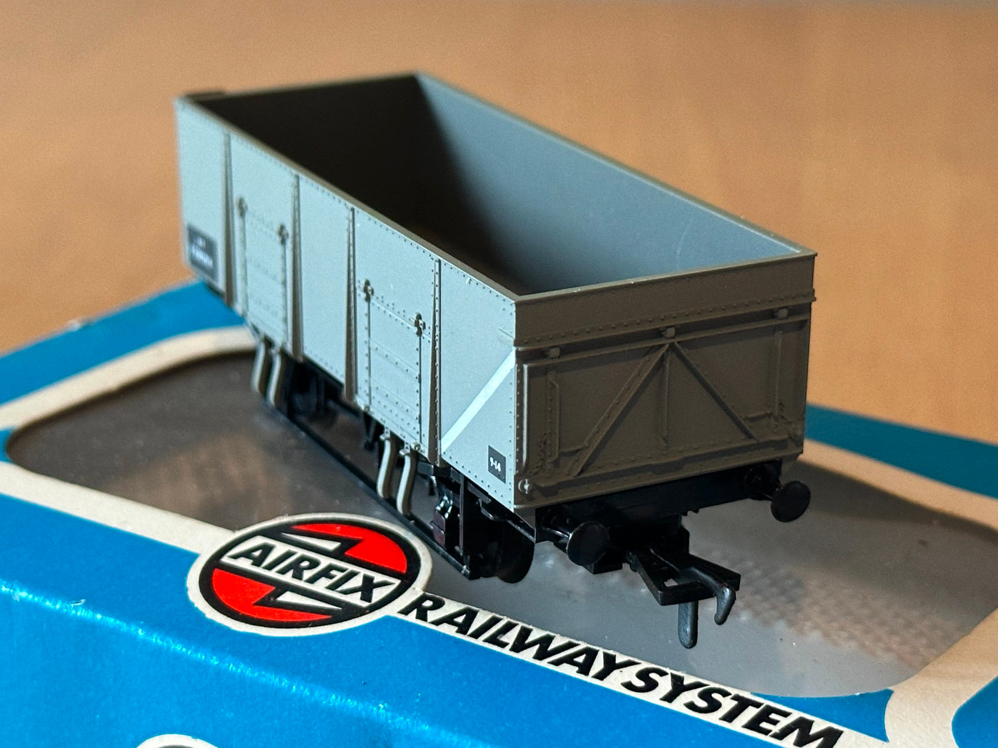 Airfix OO Gauge 54366 BR 7 Plank Wagon P130286