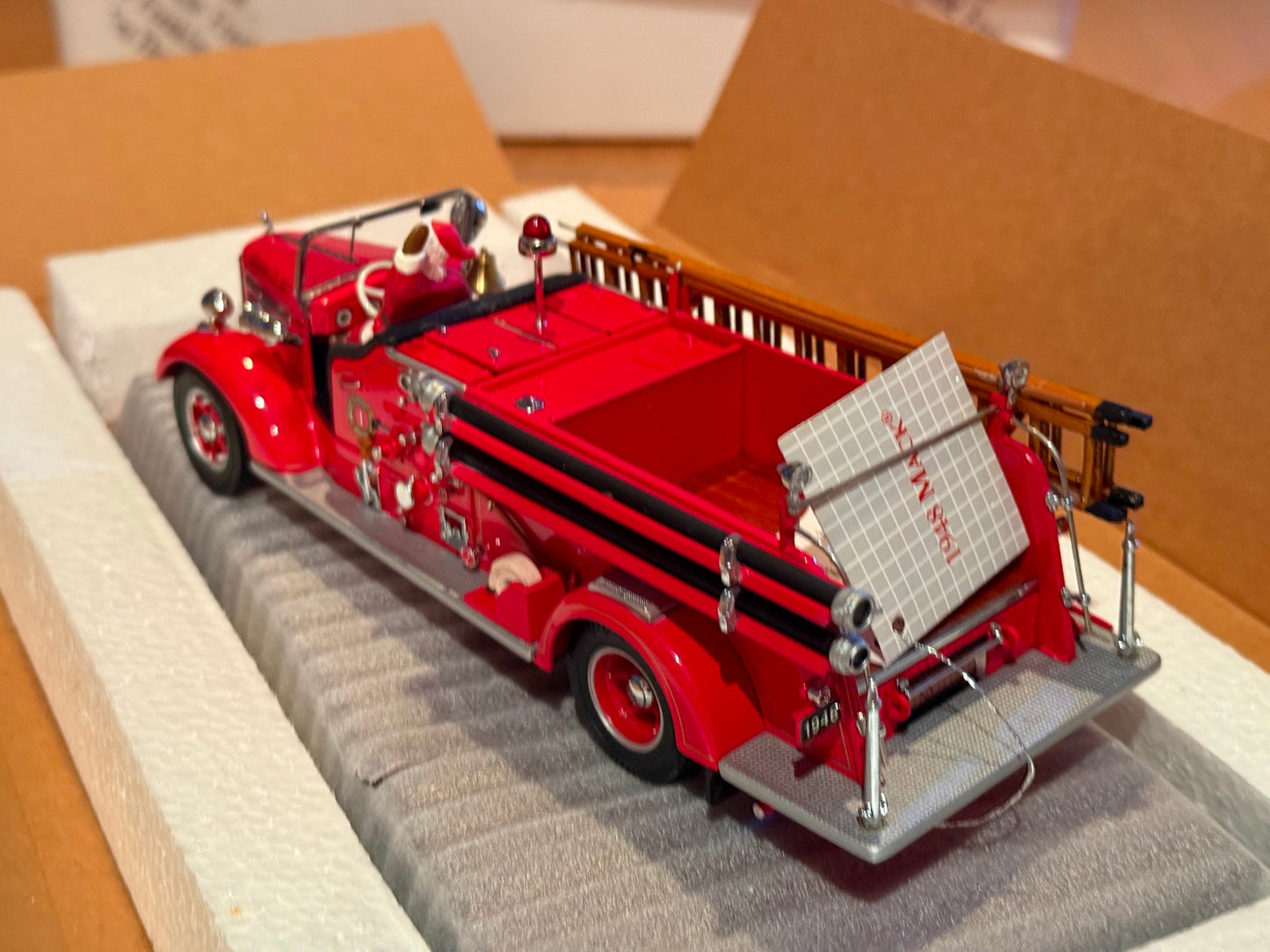 Franklin Mint 1948 Fire Engine Mack Pumper 1:32 with Santa (Missing Dog models)