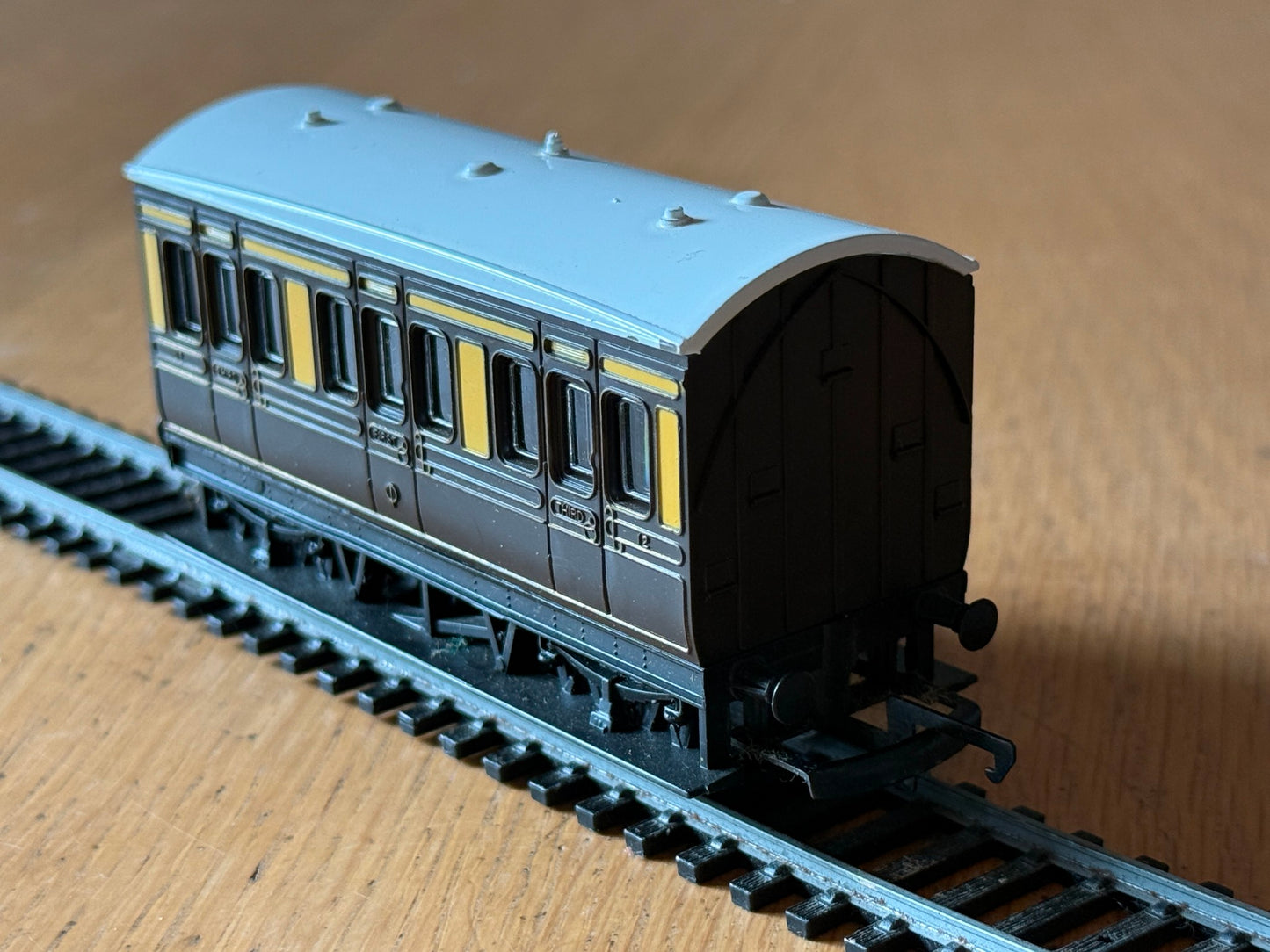 Hornby OO Gauge R016 - GWR 4 Wheeled Coach