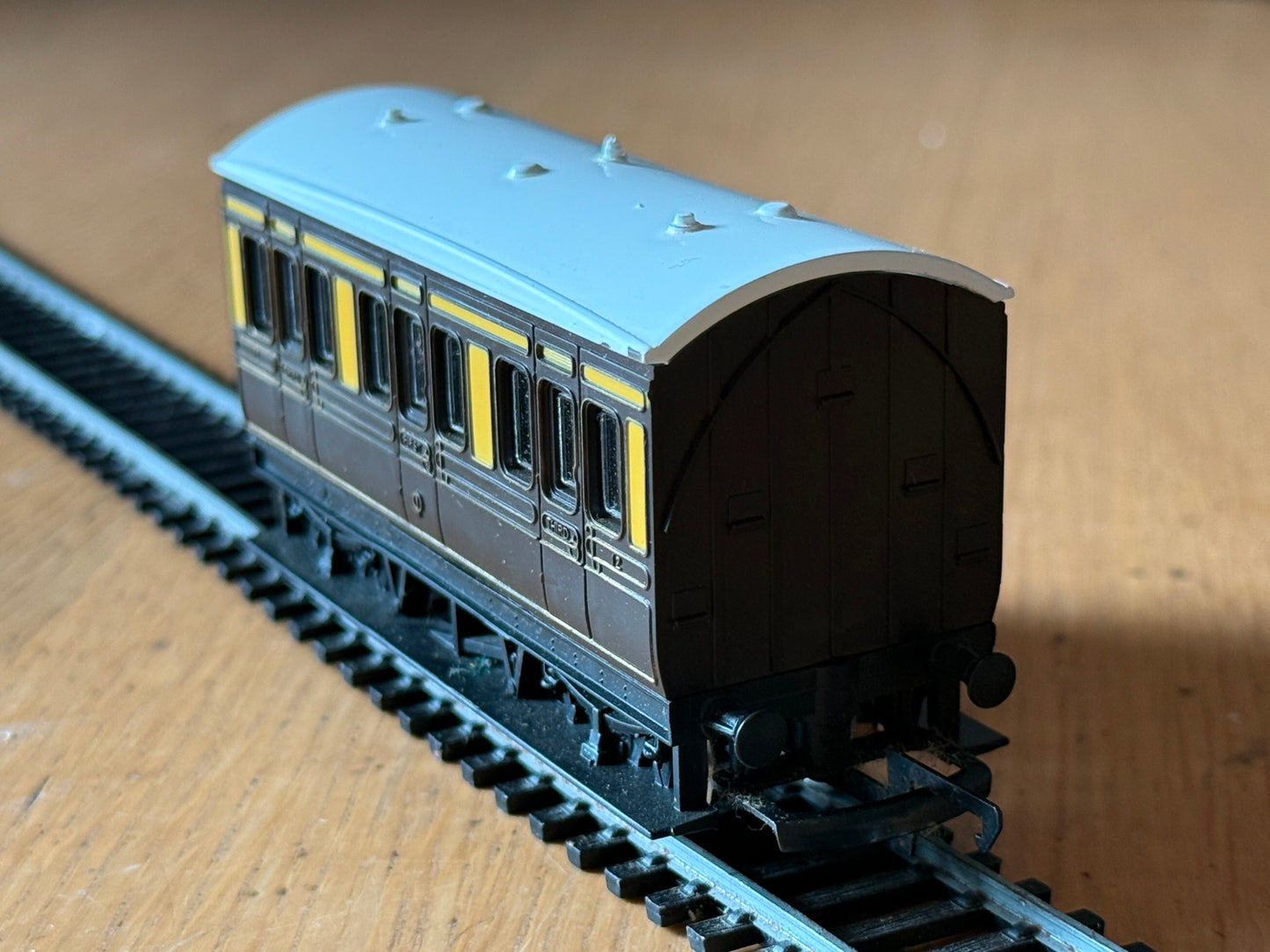Hornby OO Gauge R016 - GWR 4 Wheeled Coach