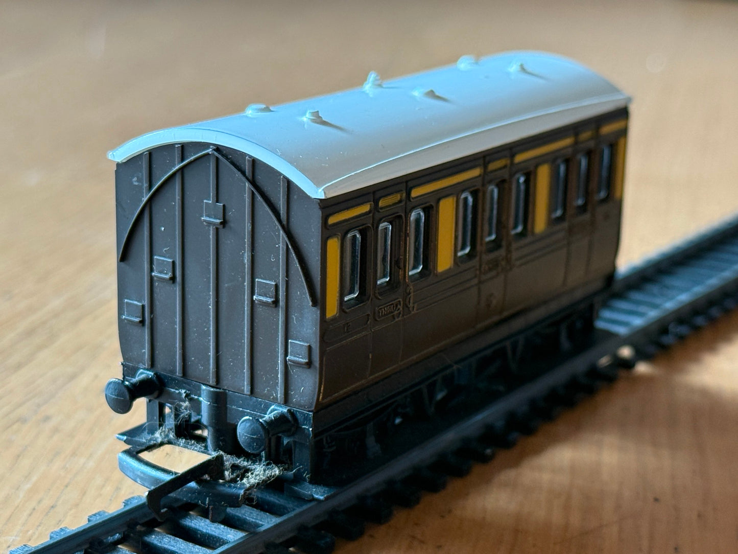 Hornby OO Gauge R016 - GWR 4 Wheeled Coach
