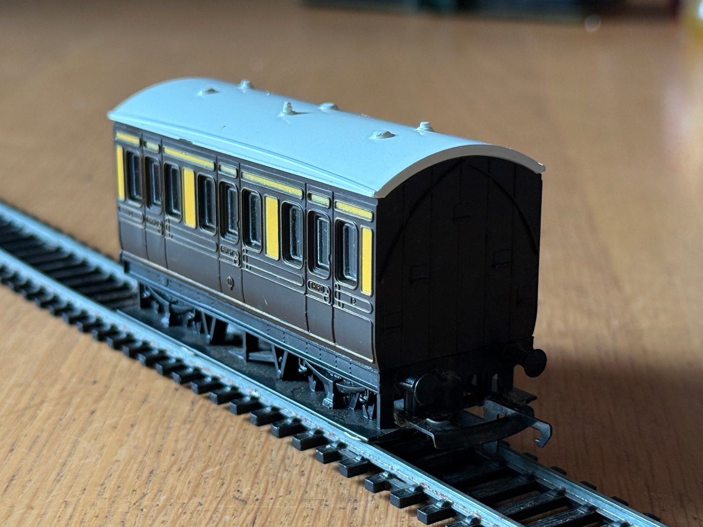 Hornby OO Gauge R016 - GWR 4 Wheeled Coach