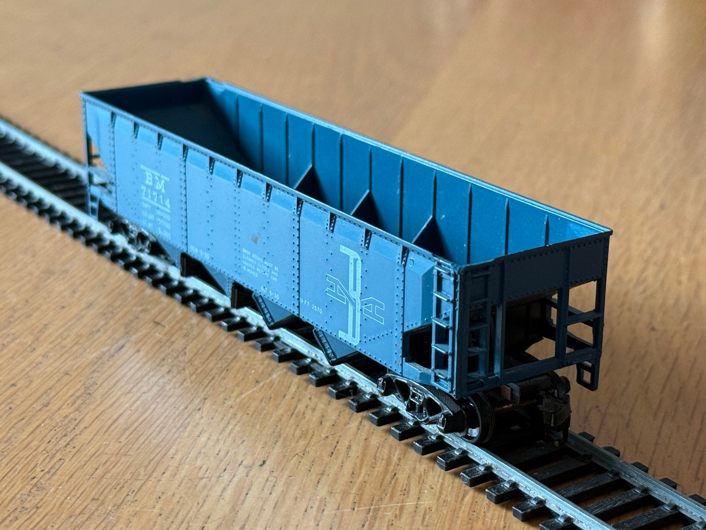 Roco or Athearn HO Scale - Boston & Maine BM 71714 Hopper (slightly faded)