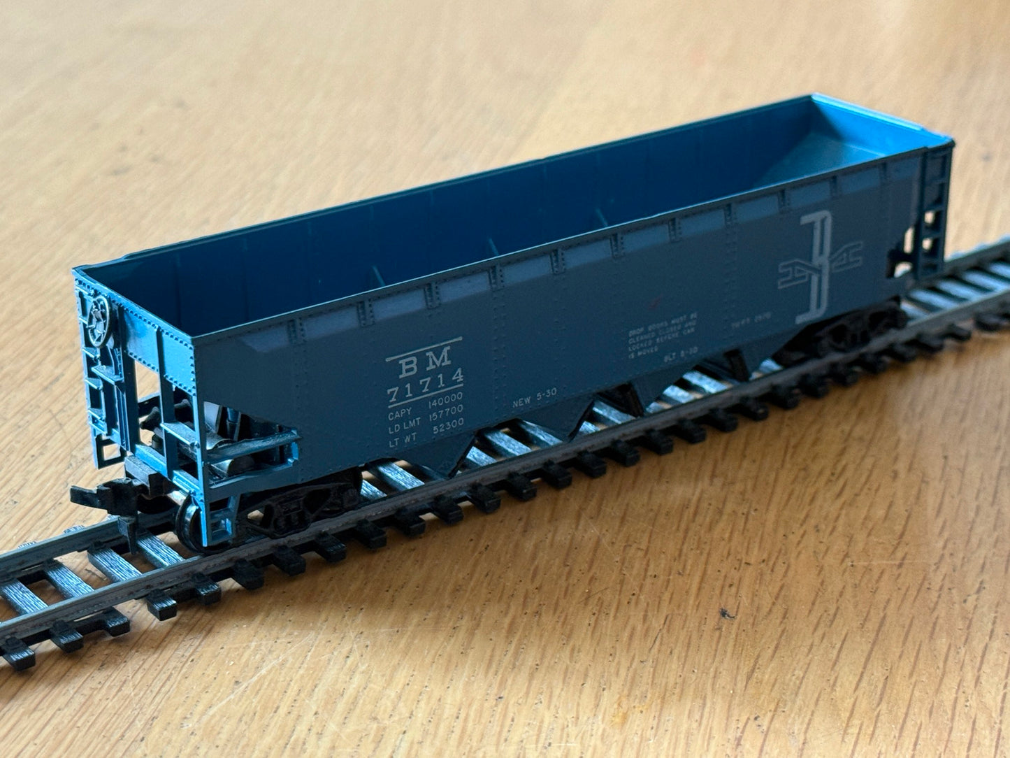Roco or Athearn HO Scale - Boston & Maine BM 71714 Hopper (slightly faded)