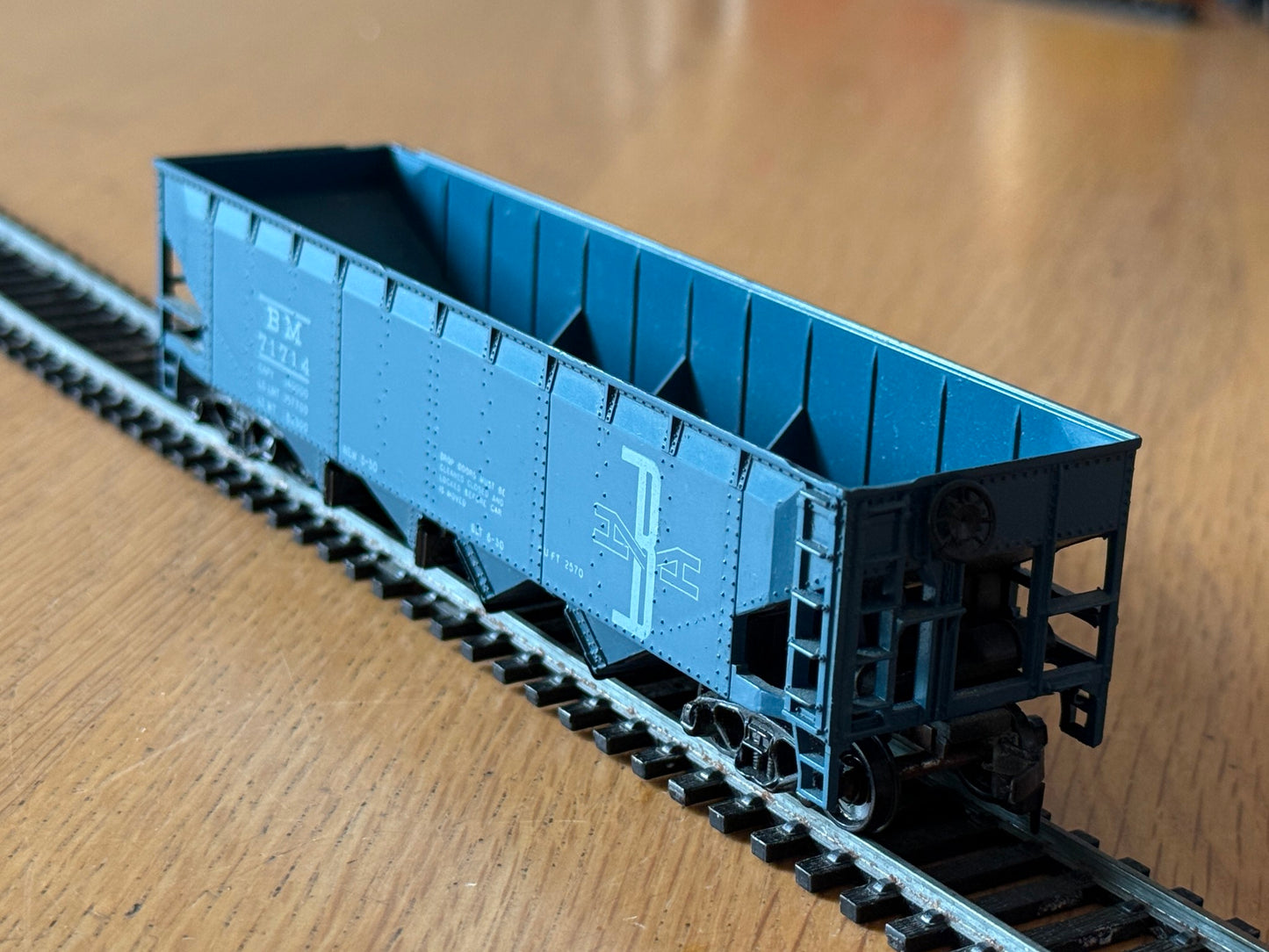 Roco or Athearn HO Scale - Boston & Maine BM 71714 Hopper (slightly faded)