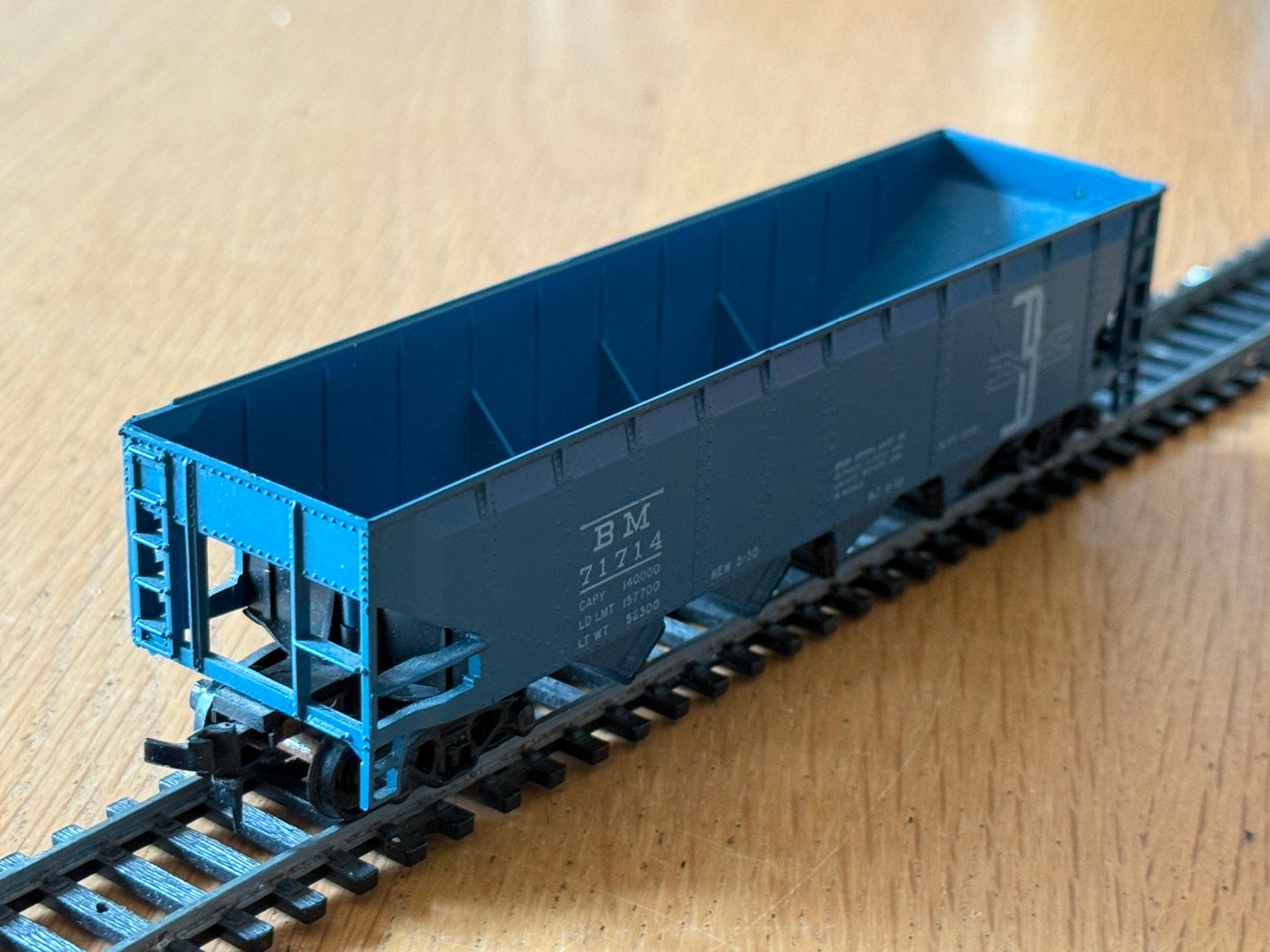 Roco or Athearn HO Scale - Boston & Maine BM 71714 Hopper (slightly faded)