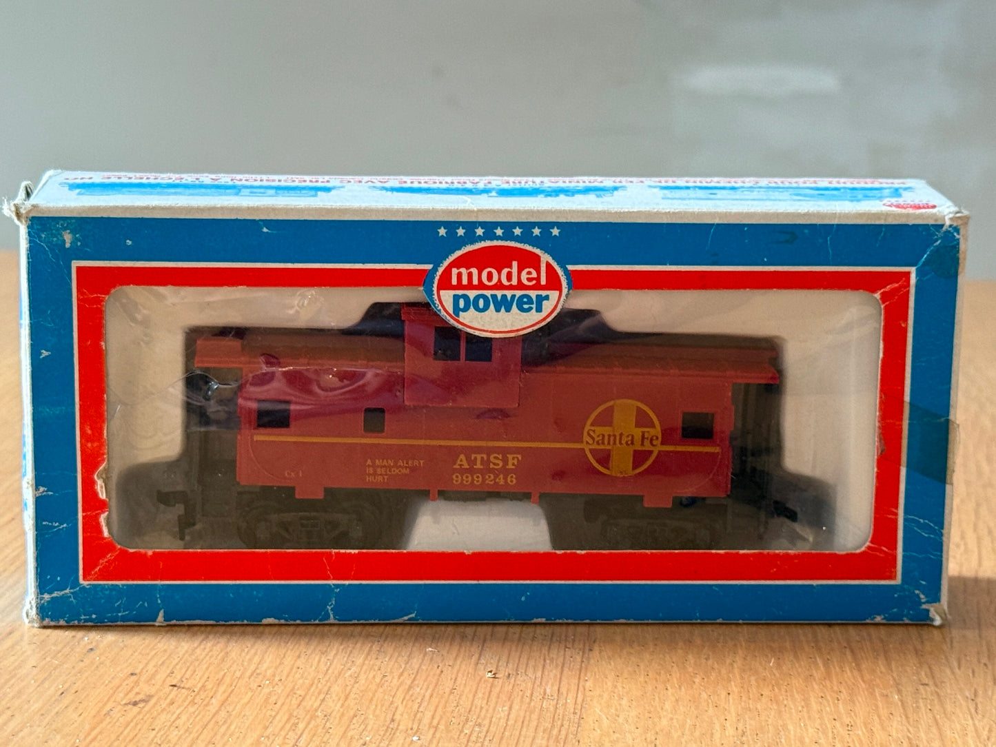Model Power 9123 HO Scale - Santa Fe Caboose 999246 (incorrect box)