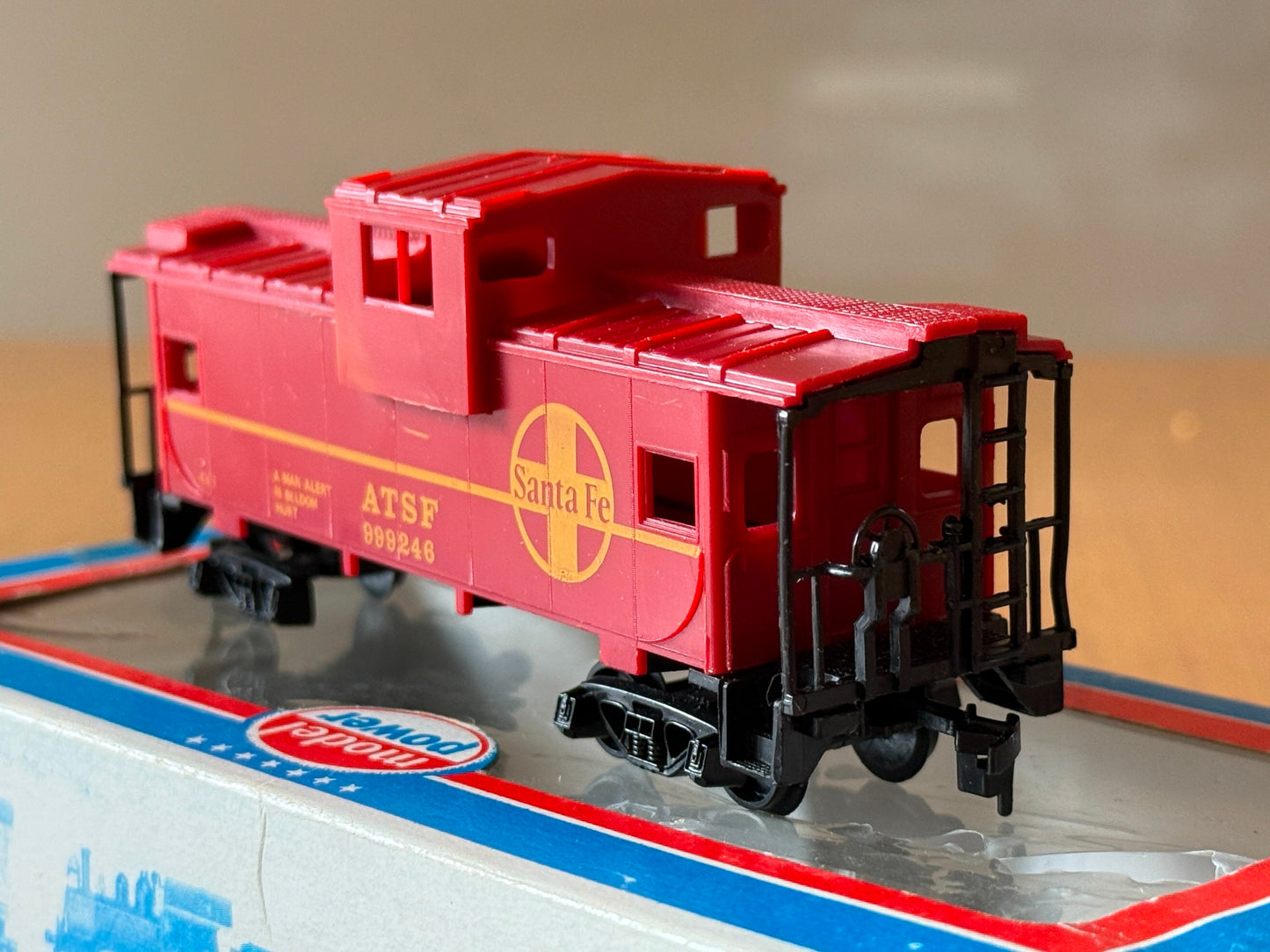 Model Power 9123 HO Scale - Santa Fe Caboose 999246 (incorrect box)