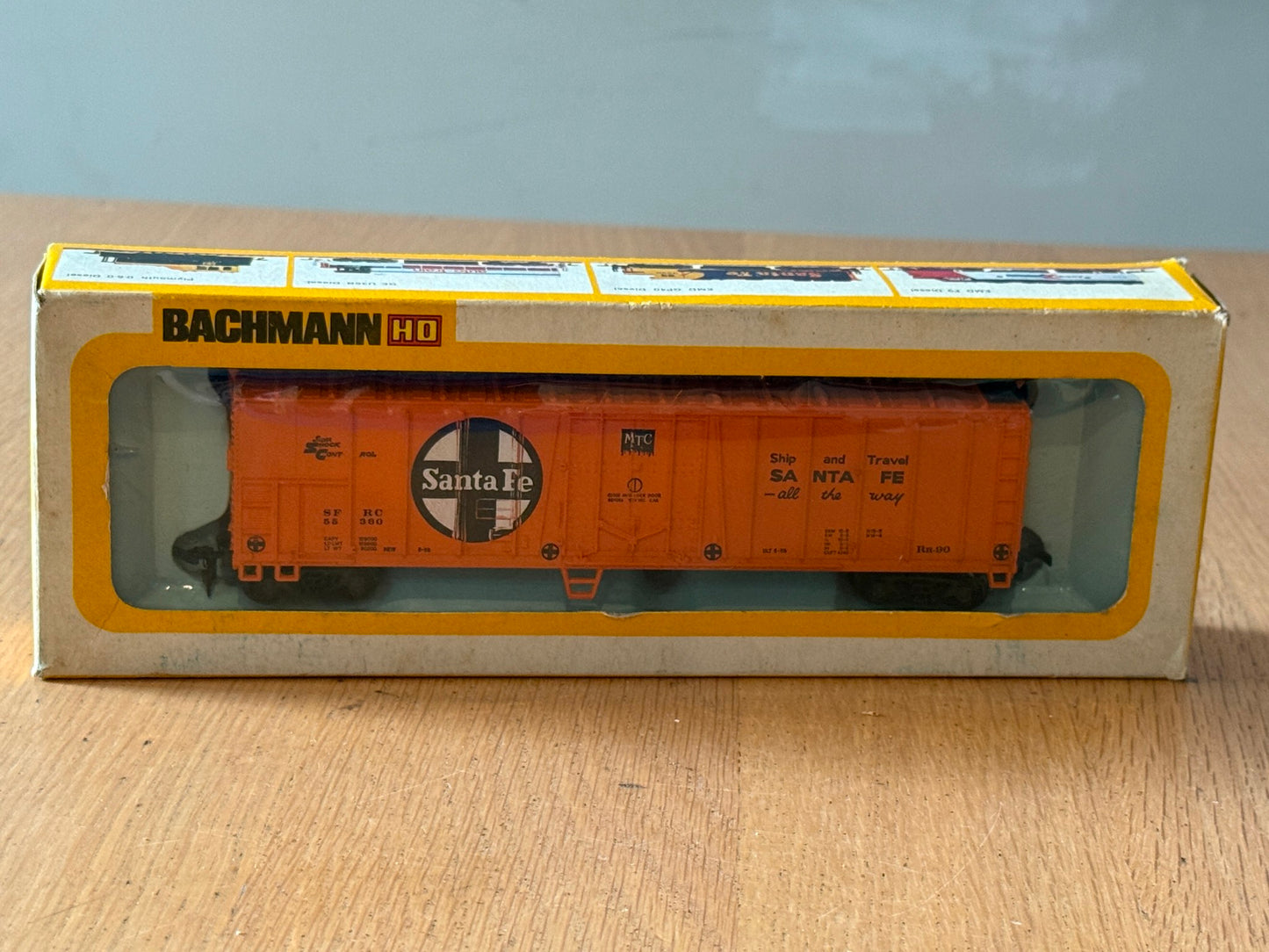 Bachmann HO Scale - 50' Reefer - Santa Fe SFRC 55360