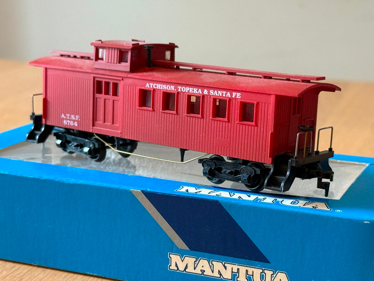 Mantua HO Scale - ATSF 8764 Caboose