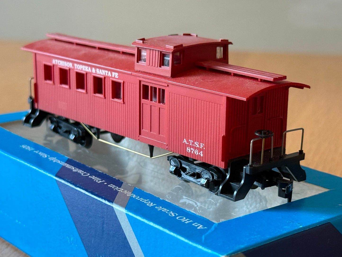 Mantua HO Scale - ATSF 8764 Caboose