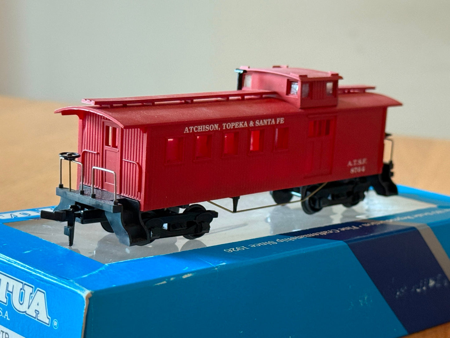 Mantua HO Scale - ATSF 8764 Caboose