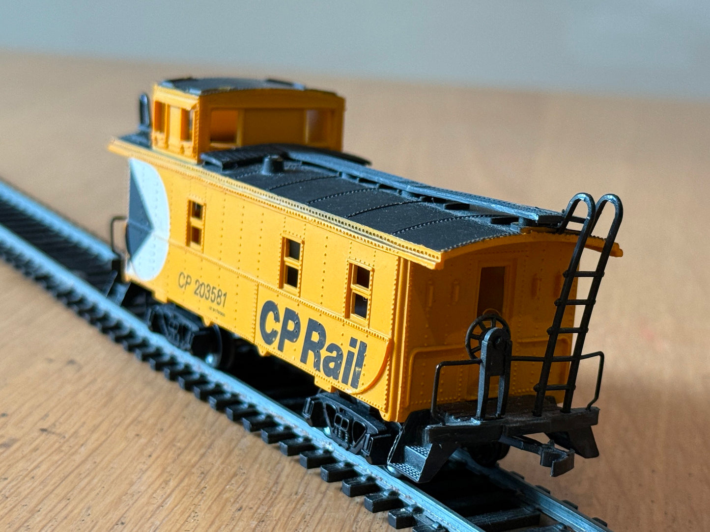 Bachmann HO Scale - Caboose-Off Center Cupola - CP Rail 203581