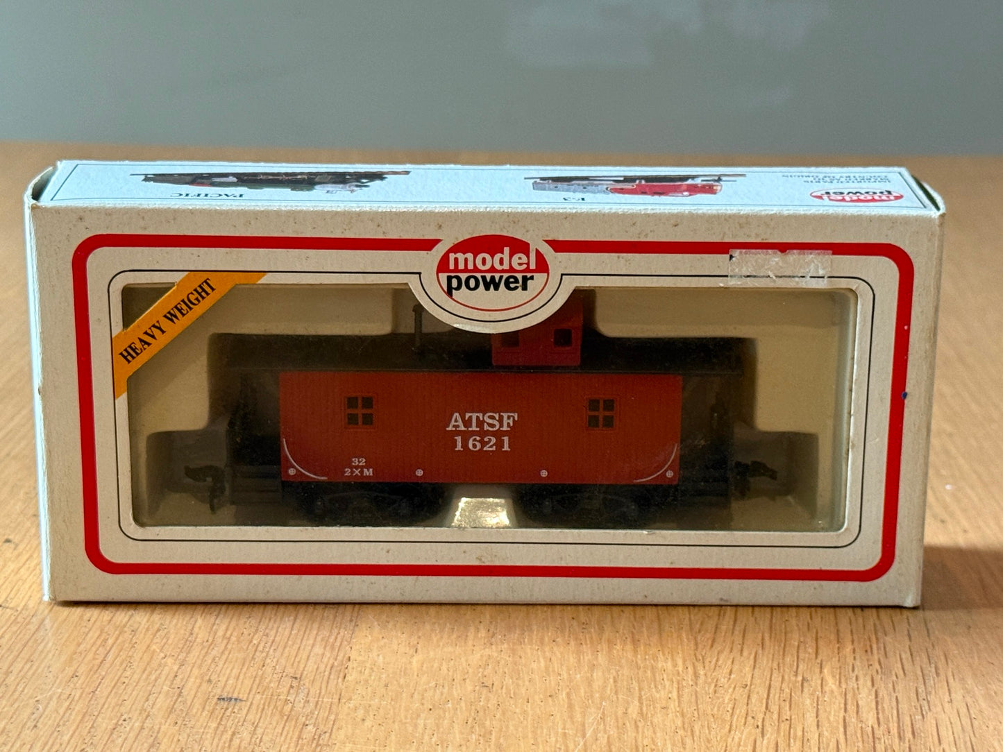 Model Power 99143 HO Scale - ATSF 1621 Caboose