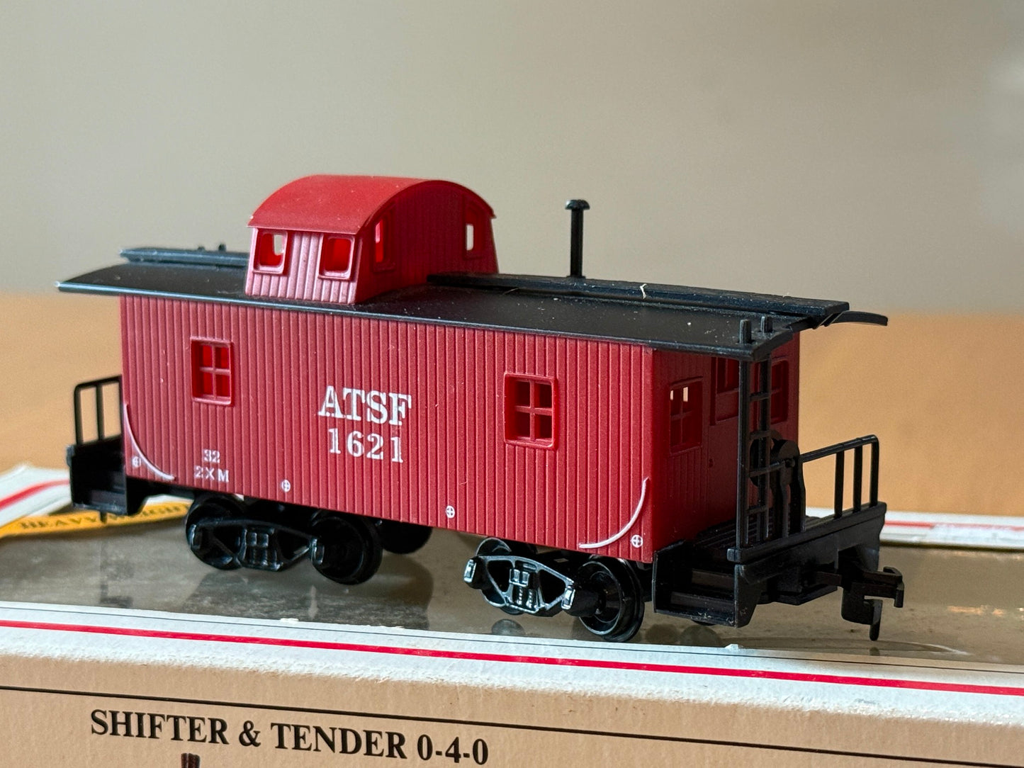 Model Power 99143 HO Scale - ATSF 1621 Caboose
