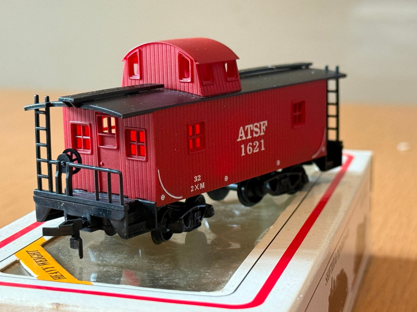 Model Power 99143 HO Scale - ATSF 1621 Caboose