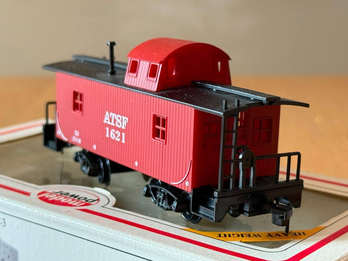 Model Power 99143 HO Scale - ATSF 1621 Caboose