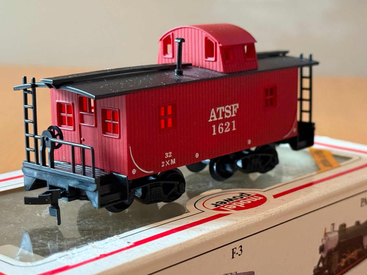 Model Power 99143 HO Scale - ATSF 1621 Caboose