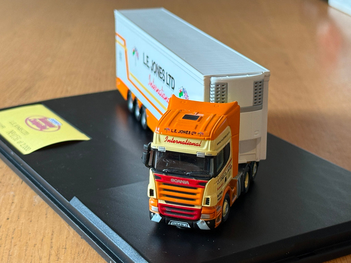 Oxford Diecast Haulage SCA01FR - Scania & Refrigerator Trailer LE Jones Ltd 1:76