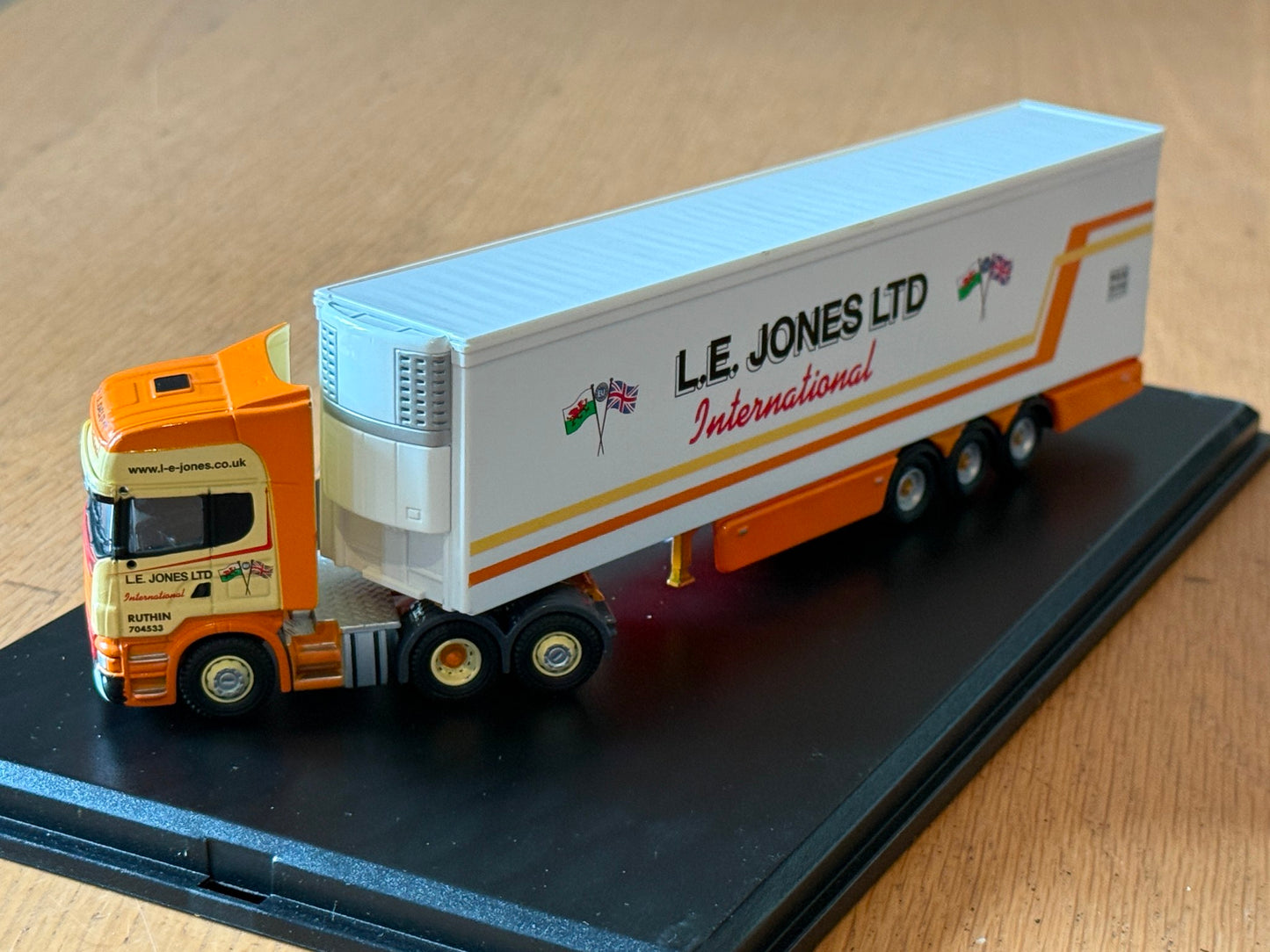 Oxford Diecast Haulage SCA01FR - Scania & Refrigerator Trailer LE Jones Ltd 1:76